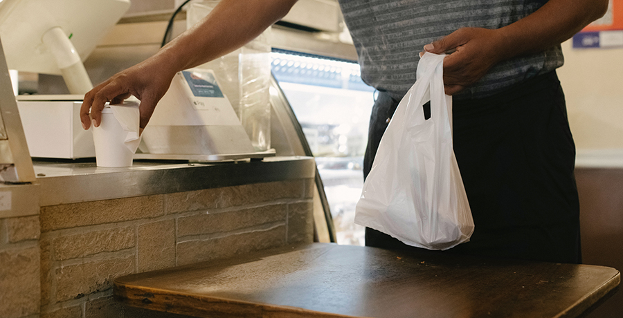 Apenas 1,2% das sacolas plásticas utilizadas no Brasil é reciclada (Foto: Reprodução/Tim Samuel/Pexels)